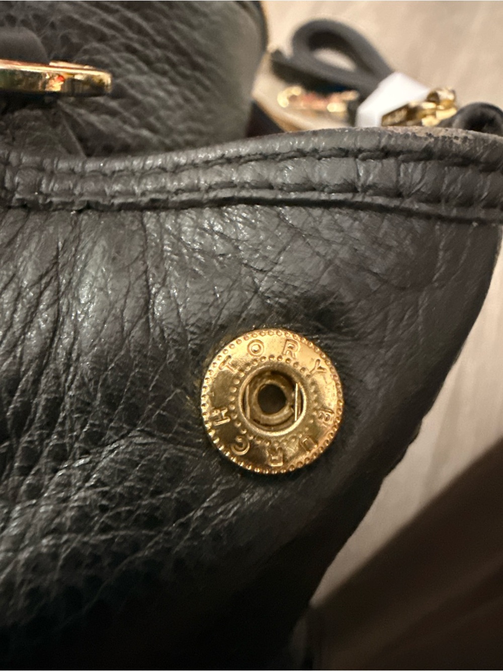 Tory Burch Black Leather Amanda bag with Gold-Tone Logo Hardware - Picture 8 of 10